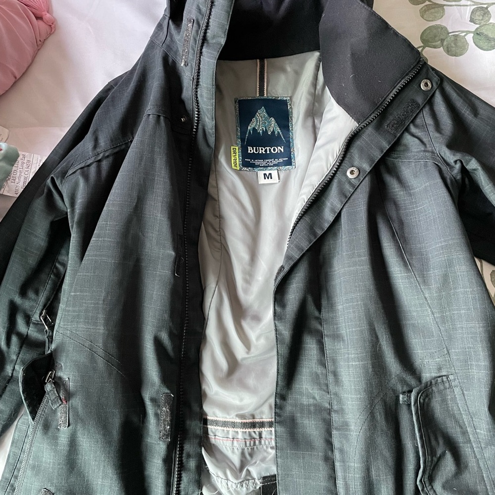 Burton Black Ski & Snowboard Jacket for Ultimate Performance